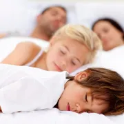 Spavanje s djecom diže im samopouzdanje i čini ih manje tjeskobnima u životu