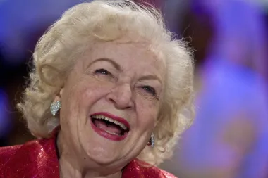 Betty White ima 99, a ovo su tajne njezine dugovječnosti. Iznenadit ćeš se!