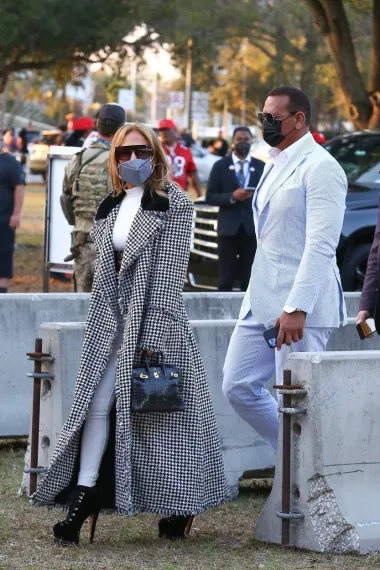 J. Lo spojila sportski i chic look kako samo ona zna