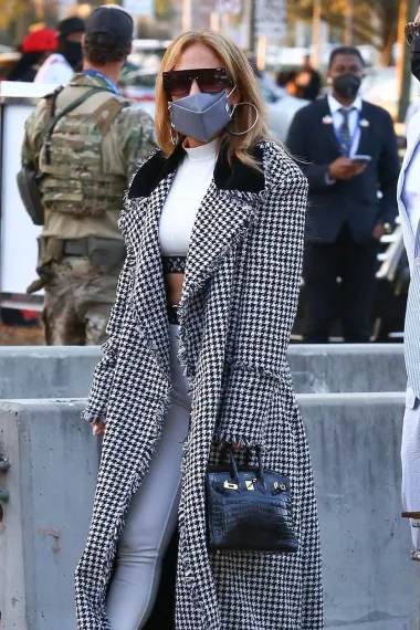 J. Lo spojila sportski i chic look kako samo ona zna