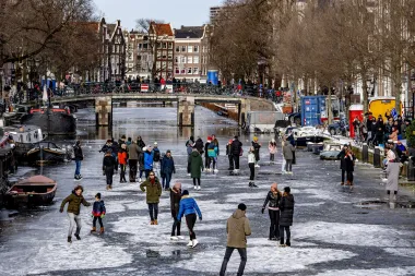 Kakvi prizori: Zaleđeni amsterdamski kanali postali su klizališta