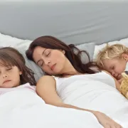 Točno ili ne? Zajedničko spavanje pomaže kod dječjeg samopouzdanja?