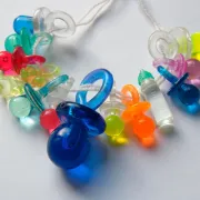 Vraćaju li se plastične dudice, najbizarniji trend 90-ih?