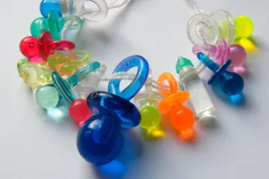 Vraćaju li se plastične dudice, najbizarniji trend 90-ih?