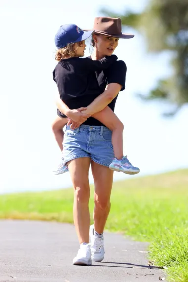 Natalie Portman zna kako isfurati kratke traperice. Želiš li i ti takve?