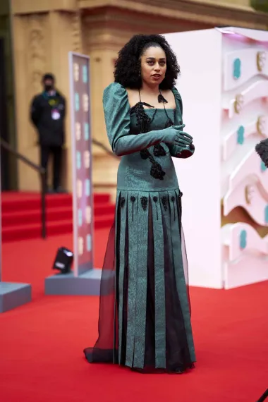 Pandemijska BAFTA: Crvenim tepihom dominirale metalik boje, perlice i retro look