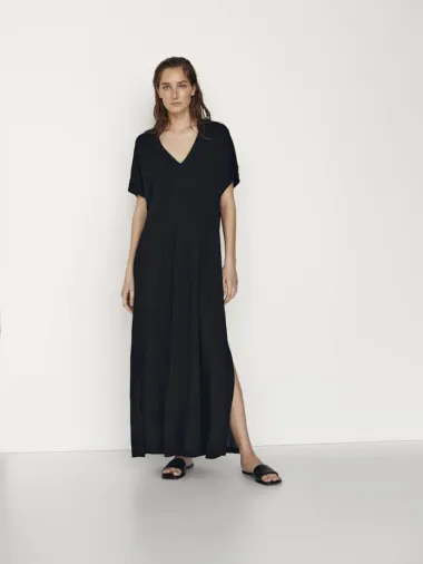 Ženstvene i klasične - crne haljine za stylish proljeće