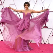 Halle Berry 'pomela' crveni tepih haljinom, ali i oduševila novom frizurom