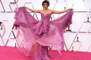 Halle Berry 'pomela' crveni tepih haljinom, ali i oduševila novom frizurom