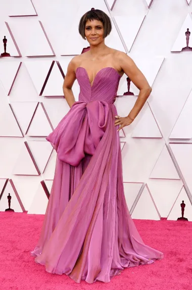 Halle Berry 'pomela' crveni tepih haljinom, ali i oduševila novom frizurom