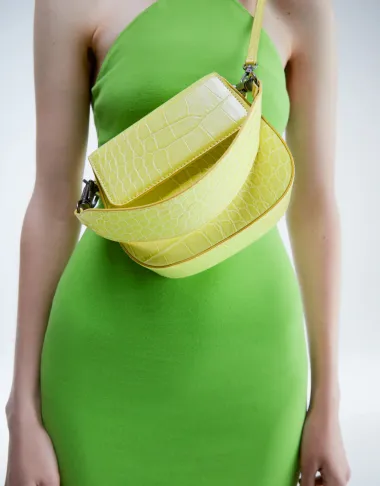 Unesi veselje u outfit ovim trendi torbicama u boji