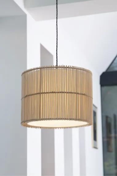 Viseće lampe od bambusa i ratana hit su u uređenju interijera i izgledaju divno