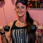Trenerica Roberta uči nas kako pravilno držati plank
