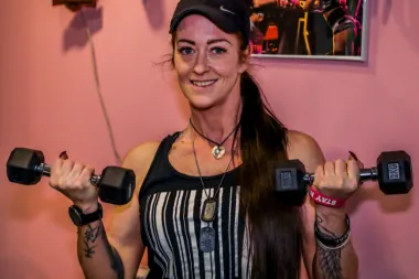 Trenerica Roberta uči nas kako pravilno držati plank