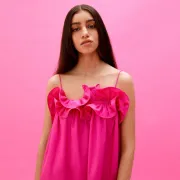 Nose se haljine u jarkim bojama, a ima H&M ima divne modele
