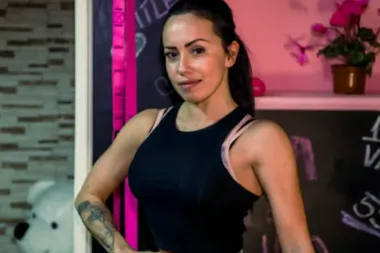 Trenerica Ivana nas uči naprednim vježbama za noge i stražnjicu