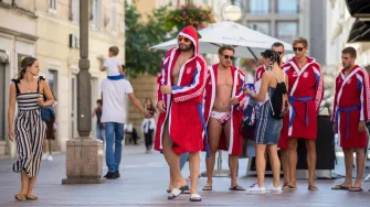 Prizori kakvi se ne viđaju često: Barakude prošetale centrom Rijeke u kupaćim gaćicama