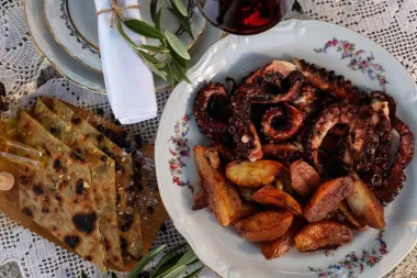 Okusi tradicionalne dalmatinske 'spize' s pogledom na Split koji oduzima dah