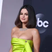 Selena Gomez oduševila neonskom manikurom. Želimo je i mi