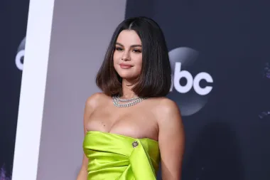 Selena Gomez oduševila neonskom manikurom. Želimo je i mi