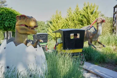Provezite se kroz Jurski park i zabavite s veselom ekipom dinosaura!