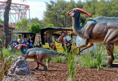 Provezite se kroz Jurski park i zabavite s veselom ekipom dinosaura!