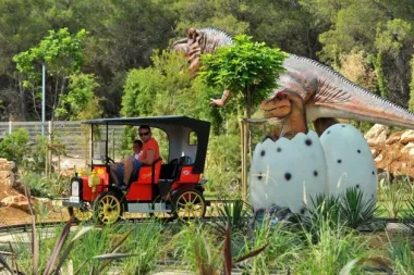 Provezite se kroz Jurski park i zabavite s veselom ekipom dinosaura!