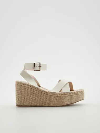 Espadrile su omiljena ljetna obuća. Ovo su najbolji modeli sa sniženja