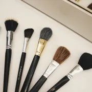 Slavna vizažistica otkrila koji je najbolji način za čišćenje make up kistova
