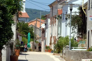 Posjeti Ilovik, otok cvijeća na kojem su automobili zabranjeni