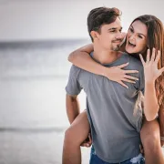 Manje atraktivne žene često više privlače muškarce. Evo zašto