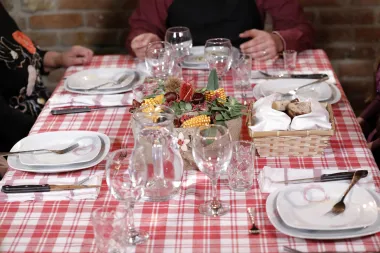 Potpuno besramno i bez cenzure! 14. sezona 'Večere za 5 na selu' kreće uskoro na RTL-u!