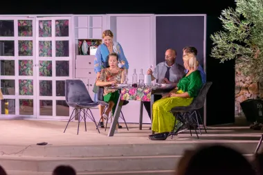 Ecija Ojdanić na kazališnom festivalu 'Novaljski trijatar' dobila nagradu 'Kate Novaljka'