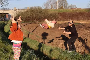 Viralni hit: Ovaj tata šalje urnebesne fotke partnerici kad ga pita kako su djeca
