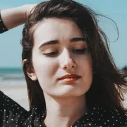 Serum za lice kao spas za suhu kosu? TikTokerica tvrdi - da!