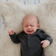 'Cry it out' metoda: Je li u redu pustiti bebu da neko vrijeme plače?