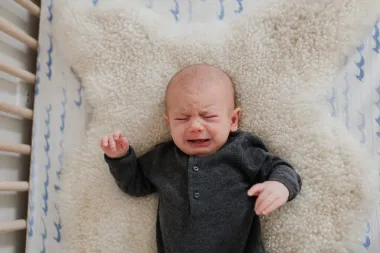 'Cry it out' metoda: Je li u redu pustiti bebu da neko vrijeme plače?