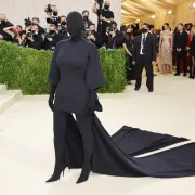 Prepoznaješ li tko je na fotki? Nije Dementor već Kim K!
