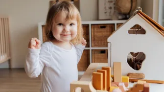 Iznenađenje ili ne? Studija otkrila zašto su djeca sretnija s manje igračaka
