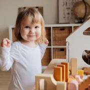 Iznenađenje ili ne? Studija otkrila zašto su djeca sretnija s manje igračaka
