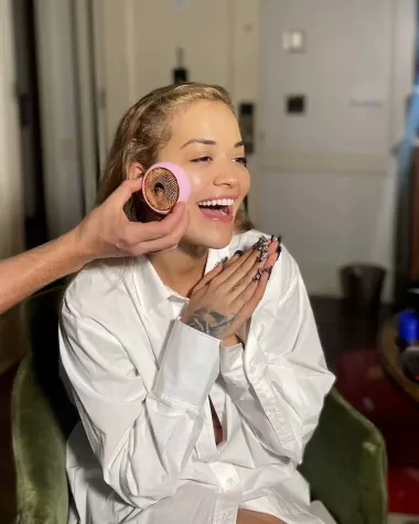 Rita Ora je izgledala odlično na Met Gali, a ovo je tajna njezine blistave kože