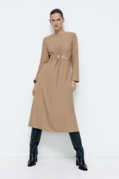 Zara nas je oduševila ponudom jesenskih midi haljina