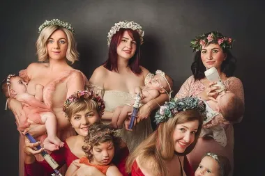 Žena iza moćne fotografije:  'Bez obzira na način na koji hrani dijete, mama je mama'
