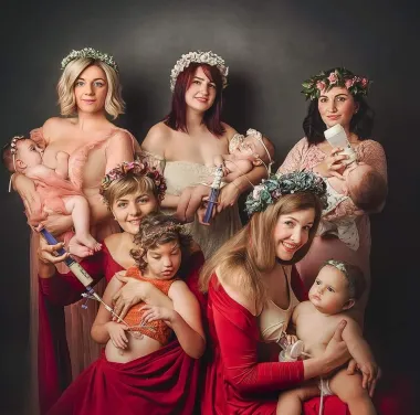 Žena iza moćne fotografije:  'Bez obzira na način na koji hrani dijete, mama je mama'