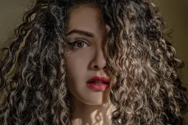 Ne znaš što bi s neukrotivim kovrčama? Pokušaj s ovim hit frizurama