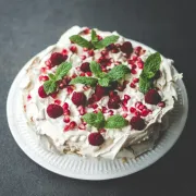 Nikad nije loše vrijeme za Pavlovu tortu. Imamo nekoliko jednostavnih recepata