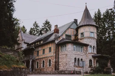 Jesenski izlet? Bajkoviti dvorac pravi je dragulj Gorskog kotara