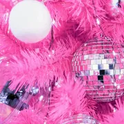 Ove godine zaboravi na bijele i zelene jelke, top izbor su pink i ljubičaste