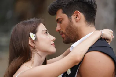 Šarmantna glumica iz TV serije „Gospodin pogrešni“: stvari koje niste znali o Özge Gürel