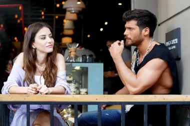 Šarmantna glumica iz TV serije „Gospodin pogrešni“: stvari koje niste znali o Özge Gürel